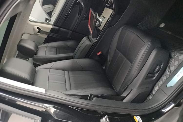 Used Land Rover Range Evoque 2021 Range Rover Velar 249 PS R-Dynamic HSE Luxury Edition Right Front Seat