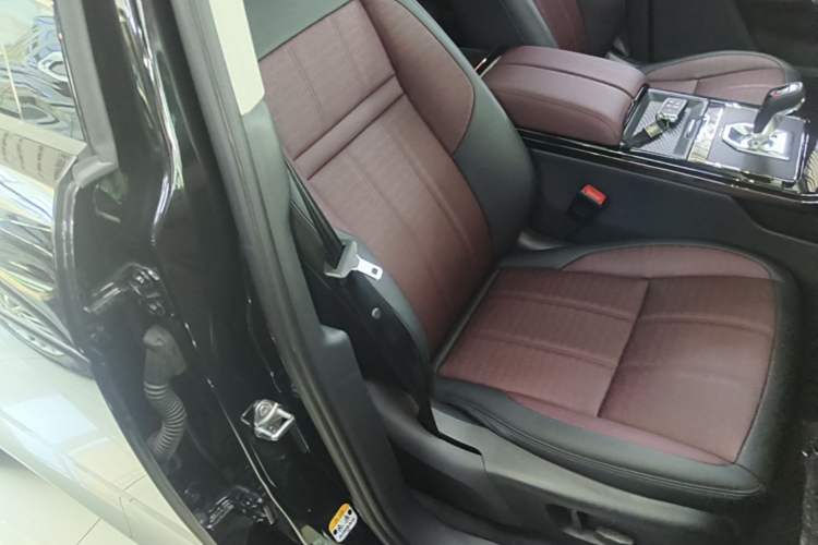 Used Land Rover Range Evoque 2021 Range Rover Velar L 249PS R-Dynamic First Edition Right Front Seat