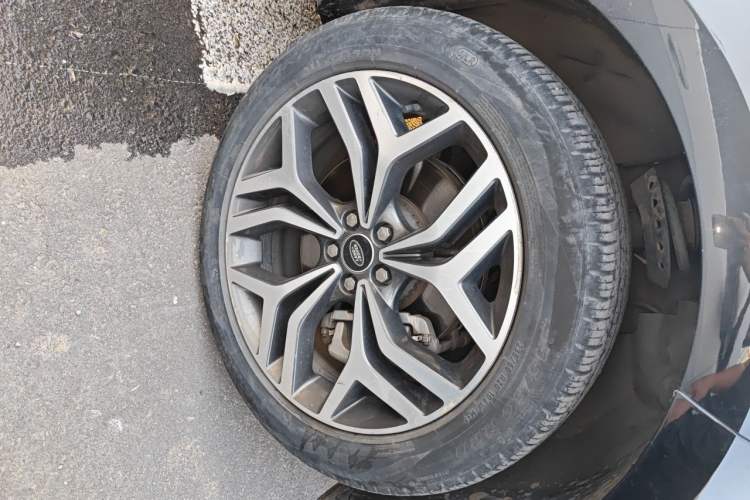 Used Land Rover Range Evoque 2021 Range Rover Velar L 249PS R-Dynamic First Edition Right Front Wheel Hub