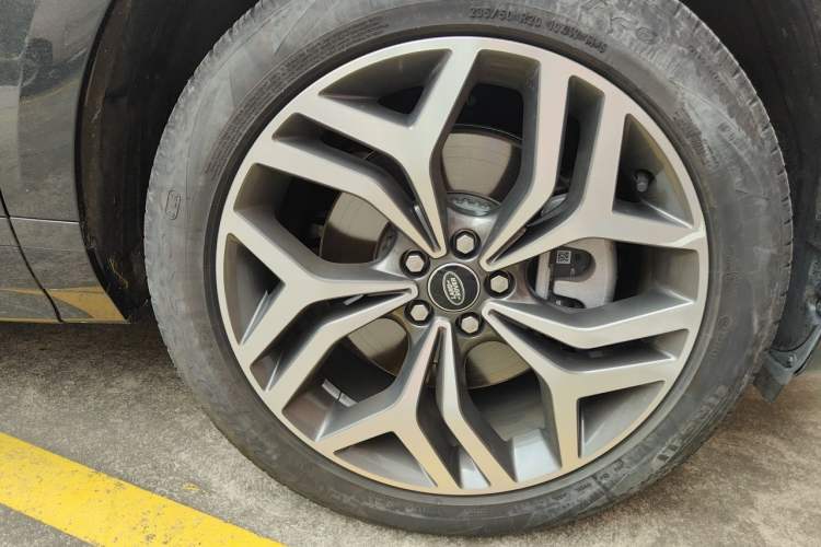 Used Land Rover Range Evoque 2021 Range Rover Velar 249 PS R-Dynamic S Performance Edition Right Front Wheel Hub