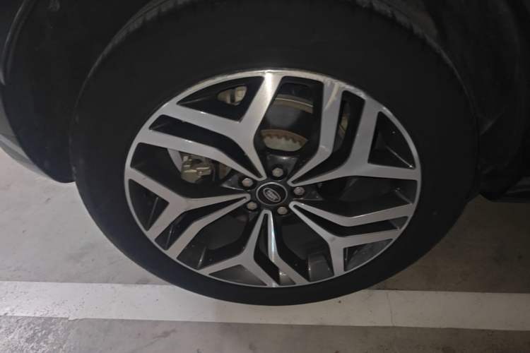 Used Land Rover Range Evoque 2021 Range Rover L 249 PS R-Dynamic SE Luxury Edition Right Rear Wheel Hub