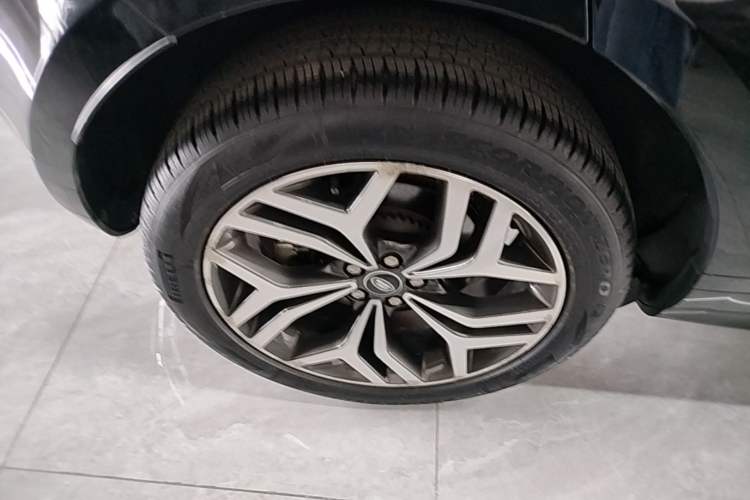 Used Land Rover Range Evoque 2021 Range Rover Velar 249 PS R-Dynamic HSE Luxury Edition Right Rear Wheel Hub
