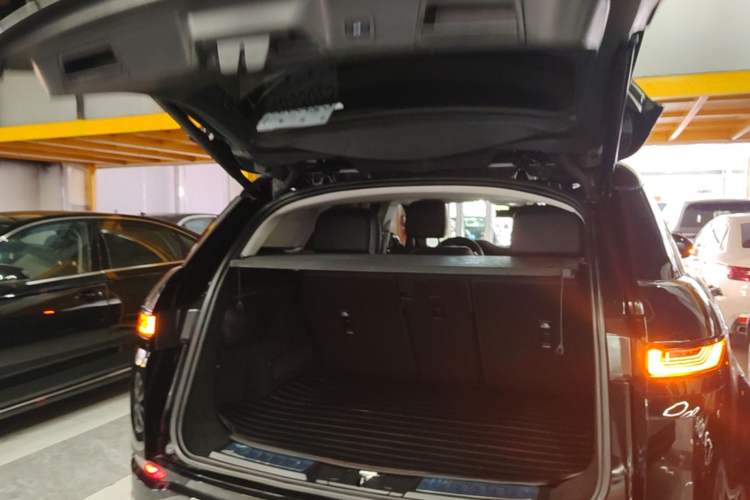 Used Land Rover Range Evoque 2021 Range Rover Velar L 249PS R-Dynamic First Edition Trunk