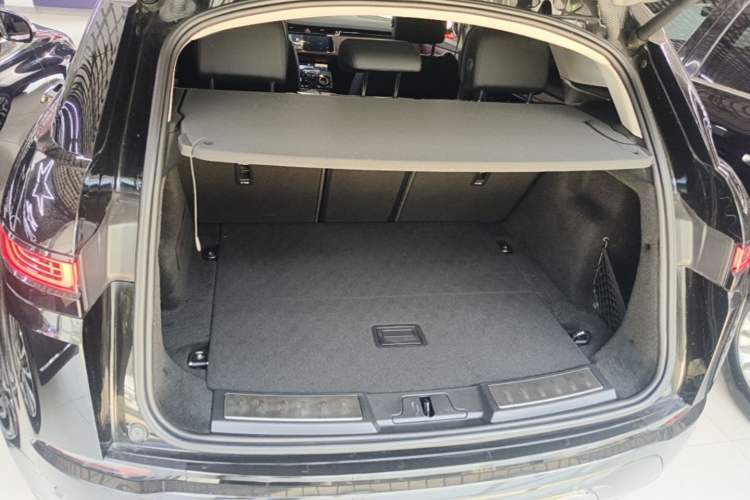 Used Land Rover Range Evoque 2021 Range Rover Velar L 249PS R-Dynamic First Edition Trunk