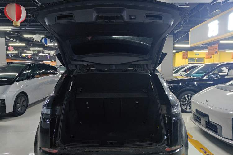 Used Land Rover Range Evoque 2021 Range Rover Velar L 249PS R-Dynamic First Edition Trunk