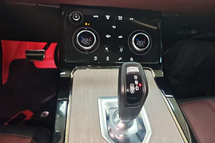 Used Land Rover Range Evoque 2021 Range Rover Velar 249 PS R-Dynamic S Performance Edition Gear Lever