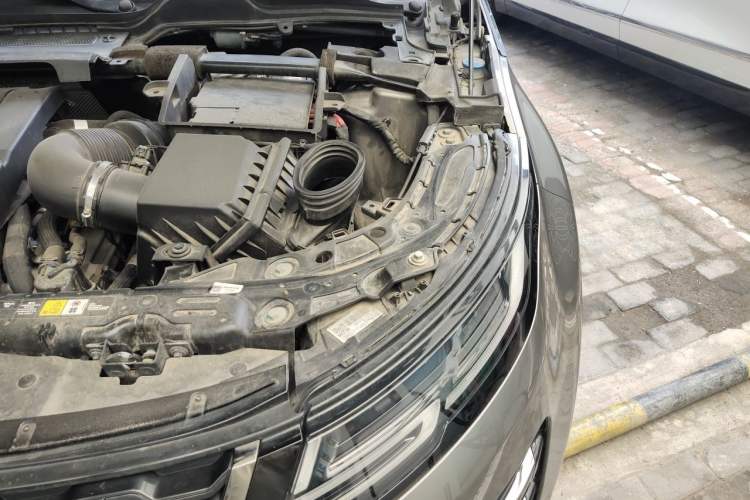 Used Land Rover Range Evoque 2021 Range Rover Velar 249 PS R-Dynamic S Performance Edition Engine Bay Left