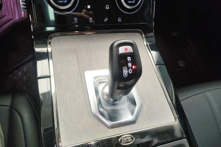 Used Land Rover Range Evoque 2021 Range Rover Velar 249 PS R-Dynamic S Performance Edition Gear Lever