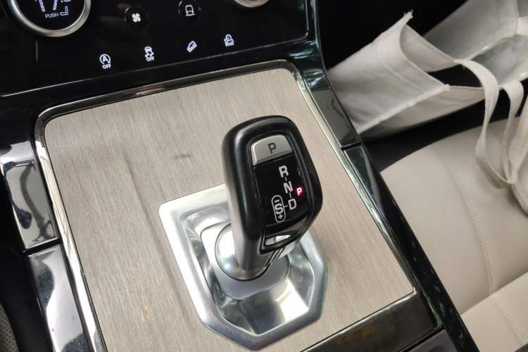 Used Land Rover Range Evoque 2021 Range Rover Velar 249 PS R-Dynamic S Performance Edition Gear Lever