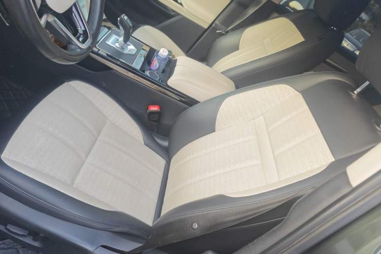 Used Land Rover Range Evoque 2021 Range Rover Velar L 249PS R-Dynamic First Edition Left Front Seat