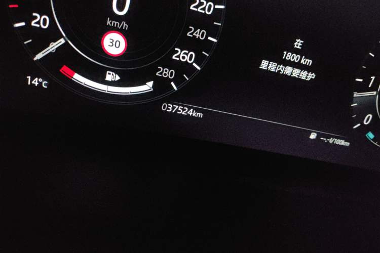 Used Land Rover Range Evoque 2021 Range Rover Velar L 249PS R-Dynamic First Edition Odometer Close Up