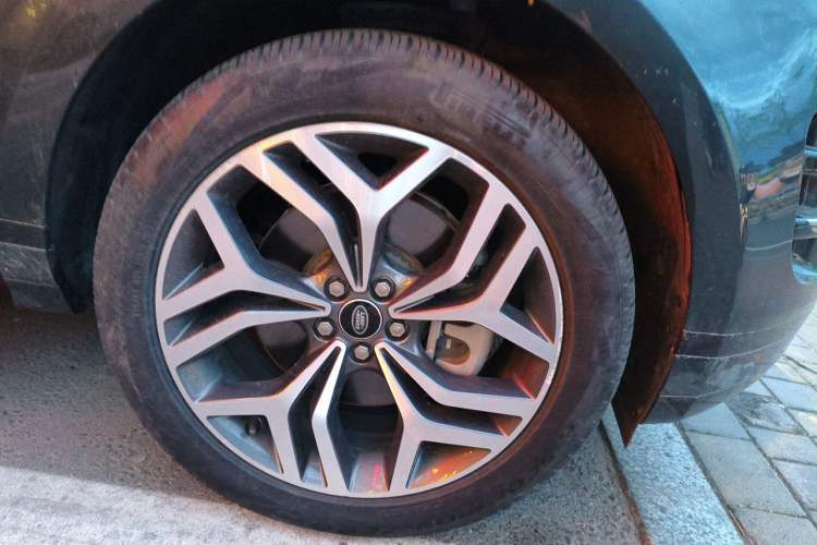 Used Land Rover Range Evoque 2021 Range Rover Velar L 249PS R-Dynamic First Edition Right Front Wheel Hub