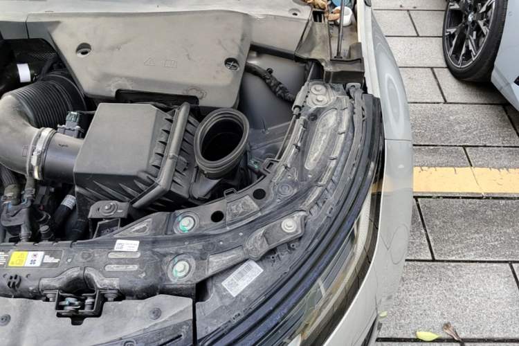 Used Land Rover Range Evoque 2021 Range Rover Velar 249 PS R-Dynamic HSE Luxury Edition Engine Bay Left