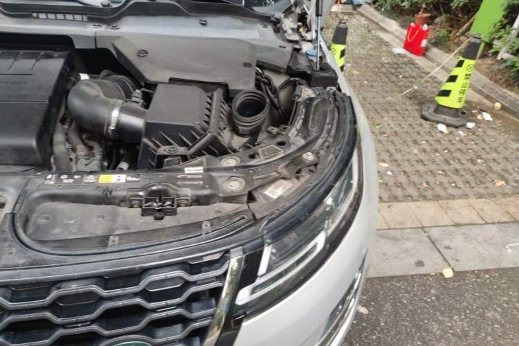 Used Land Rover Range Evoque 2021 Range Rover Velar 249 PS R-Dynamic S Performance Edition Engine Bay Left