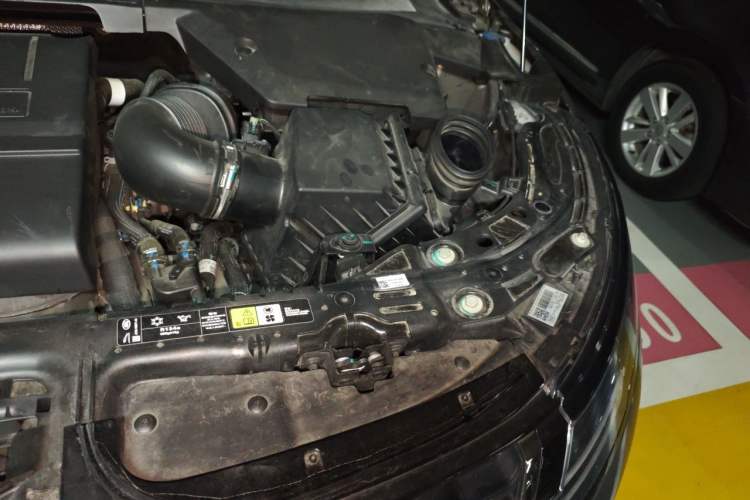 Used Land Rover Range Evoque 2021 Range Rover Velar 249 PS R-Dynamic HSE Luxury Edition Engine Bay Left