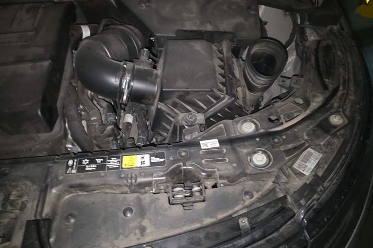 Used Land Rover Range Evoque 2021 Range Rover Velar 249 PS R-Dynamic S Performance Edition Engine Bay Left