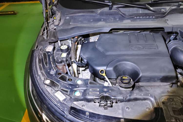 Used Land Rover Range Evoque 2021 Range Rover Velar 249 PS R-Dynamic S Performance Edition Engine Bay Right