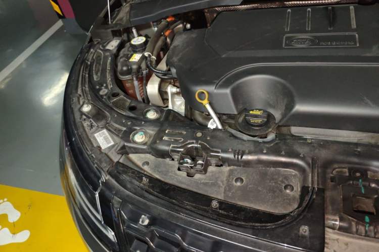 Used Land Rover Range Evoque 2021 Range Rover Velar 249 PS R-Dynamic HSE Luxury Edition Engine Bay Right