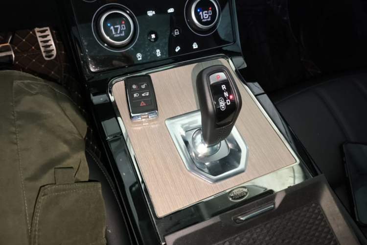 Used Land Rover Range Evoque 2021 Range Rover Velar 249 PS R-Dynamic S Performance Edition Gear Lever
