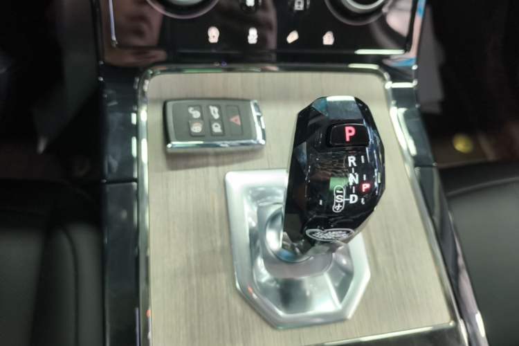 Used Land Rover Range Evoque 2021 Range Rover Velar 249 PS R-Dynamic S Performance Edition Gear Lever