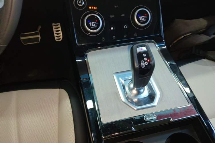 Used Land Rover Range Evoque 2021 Range Rover Velar 249 PS R-Dynamic S Performance Edition Gear Lever