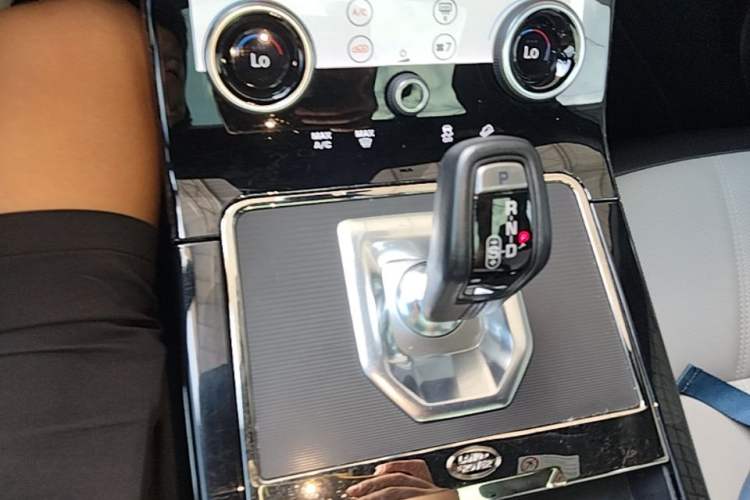 Used Land Rover Range Evoque 2021 Range Rover Velar 249 PS R-Dynamic S Performance Edition Gear Lever