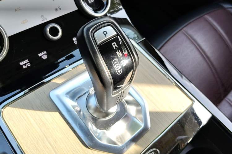 Used Land Rover Range Evoque 2021 Range Rover Velar 249 PS R-Dynamic HSE Luxury Edition Gear Lever