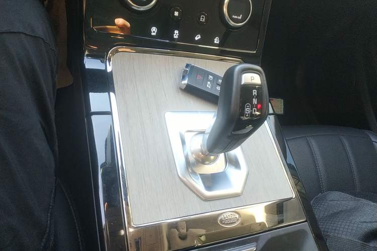 Used Land Rover Range Evoque 2021 Range Rover Velar 249 PS R-Dynamic S Performance Edition Gear Lever