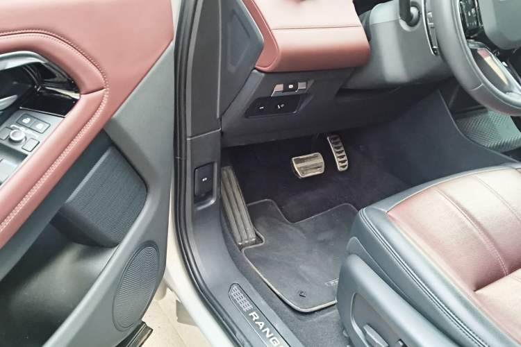 Used Land Rover Range Evoque 2021 Range Rover Velar L 249PS R-Dynamic First Edition Interior 3