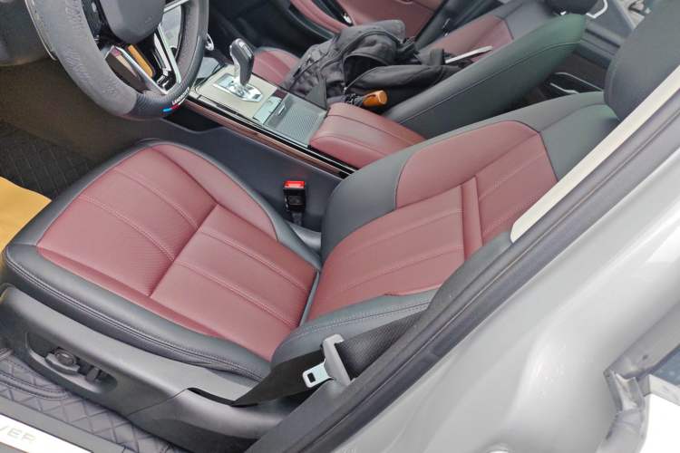 Used Land Rover Range Evoque 2021 Range Rover L 249 PS R-Dynamic SE Luxury Edition Left Front Seat