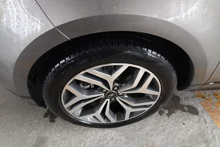 Used Land Rover Range Evoque 2021 Range Rover Velar 249 PS R-Dynamic S Performance Edition Left Front Wheel Hub