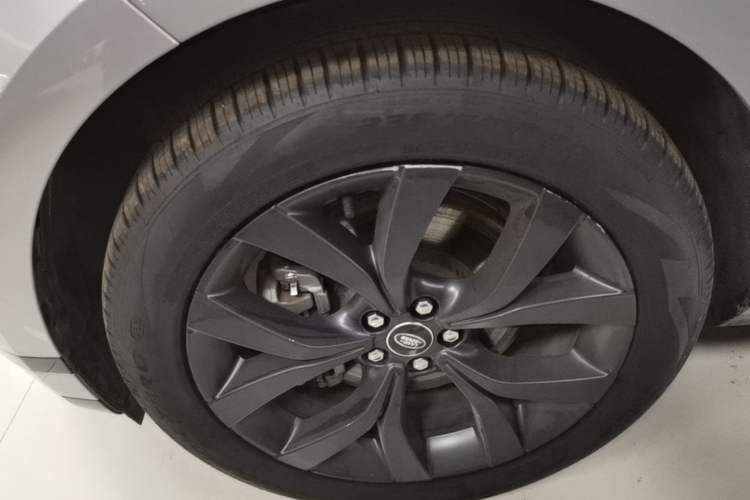 Used Land Rover Range Evoque 2021 Range Rover Velar 249 PS R-Dynamic HSE Luxury Edition Left Front Wheel Hub