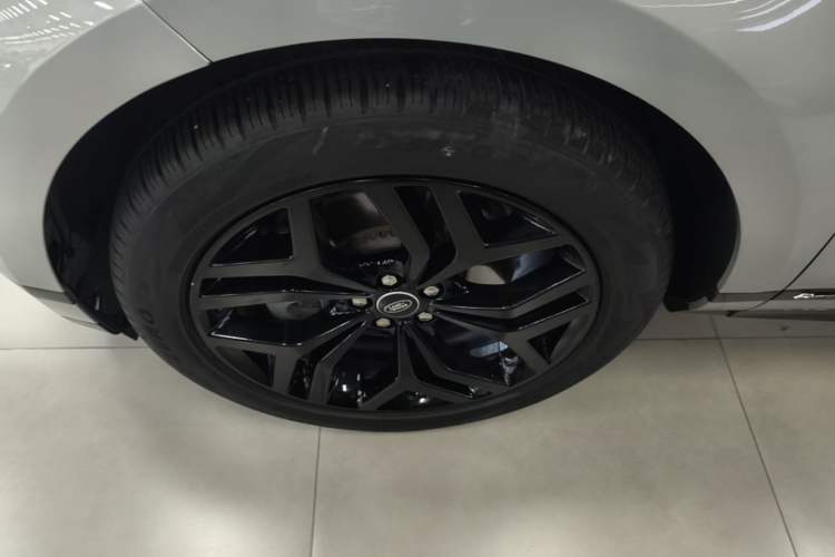 Used Land Rover Range Evoque 2021 Range Rover Velar 249 PS R-Dynamic S Performance Edition Left Front Wheel Hub