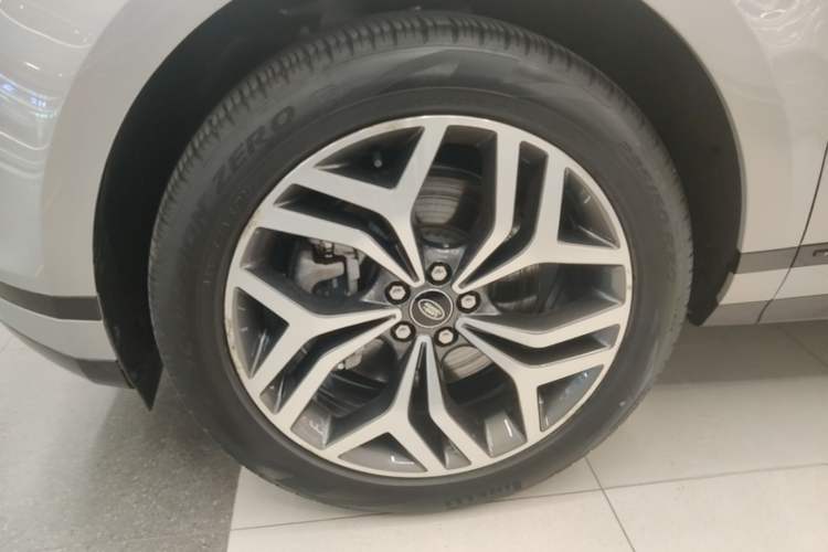 Used Land Rover Range Evoque 2021 Range Rover Velar L 249PS R-Dynamic First Edition Left Front Wheel Hub