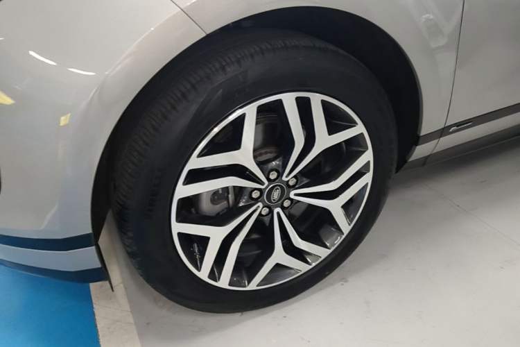 Used Land Rover Range Evoque 2021 Range Rover Velar 249 PS R-Dynamic S Performance Edition Left Front Wheel Hub