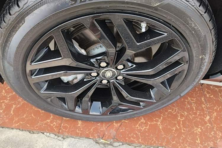Used Land Rover Range Evoque 2021 Range Rover Velar 249 PS R-Dynamic S Performance Edition Left Front Wheel Hub