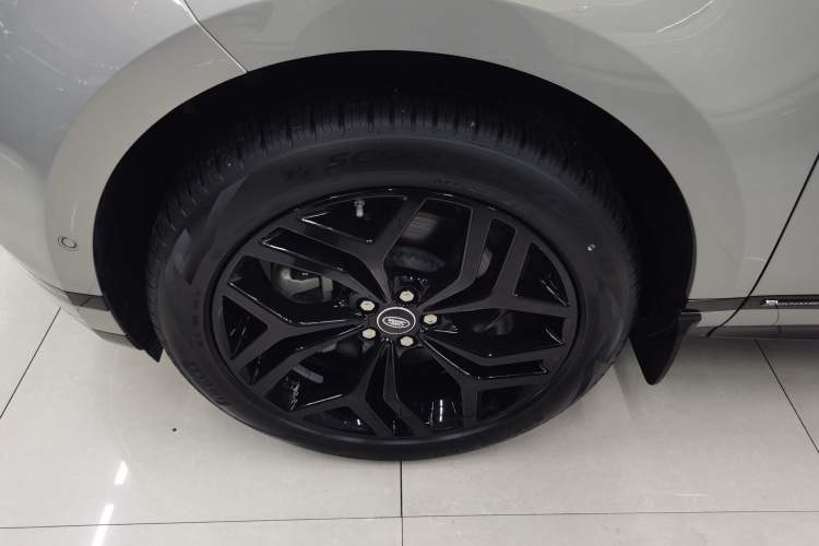 Used Land Rover Range Evoque 2021 Range Rover Velar 249 PS R-Dynamic HSE Luxury Edition Left Front Wheel Hub