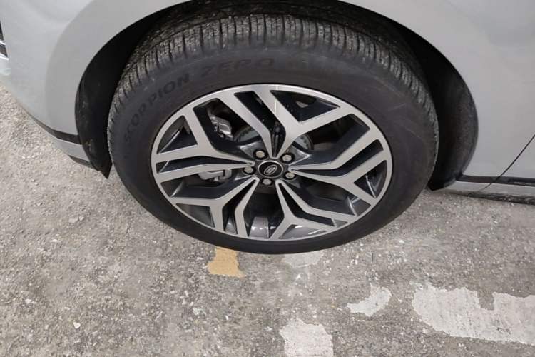 Used Land Rover Range Evoque 2021 Range Rover Velar L 249PS R-Dynamic First Edition Left Front Wheel Hub