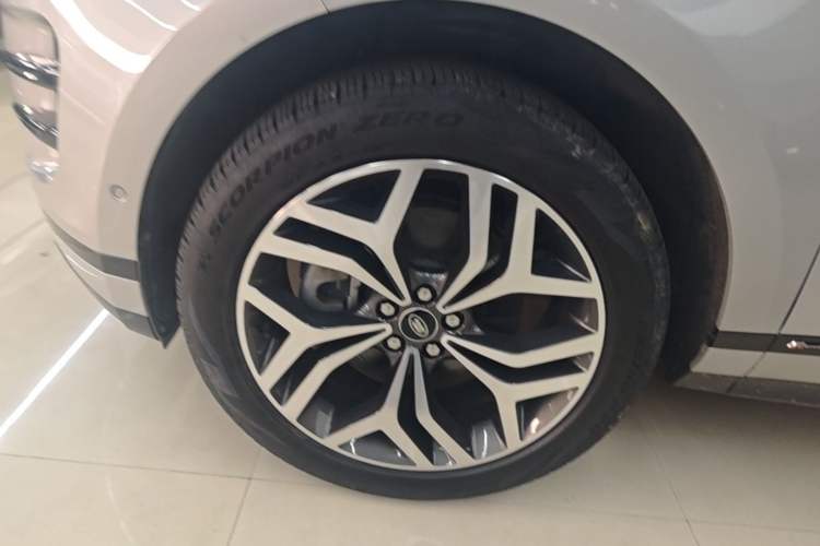 Used Land Rover Range Evoque 2021 Range Rover L 249 PS R-Dynamic SE Luxury Edition Left Front Wheel Hub