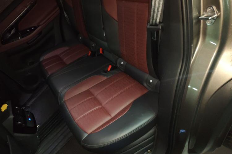 Used Land Rover Range Evoque 2021 Range Rover Velar 249 PS R-Dynamic HSE Luxury Edition Left Rear Seat