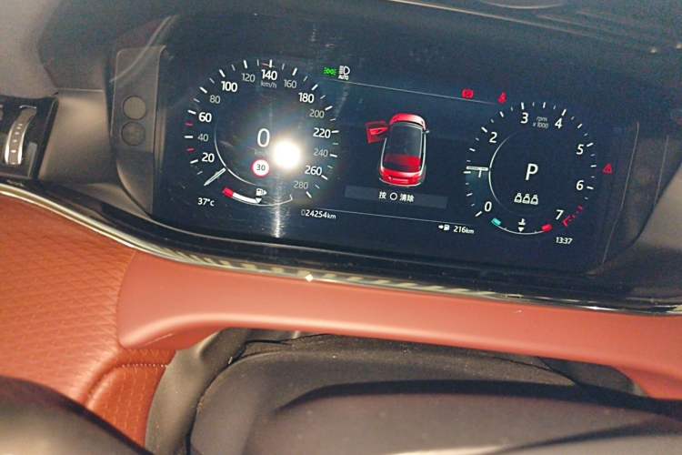 Used Land Rover Range Evoque 2021 Range Rover L 249 PS R-Dynamic SE Luxury Edition Odometer Close Up