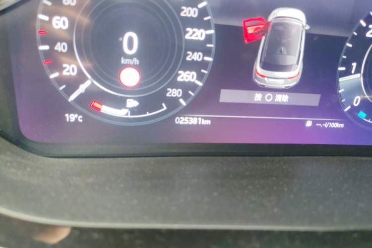 Used Land Rover Range Evoque 2021 Range Rover Velar 249 PS R-Dynamic S Performance Edition Odometer Close Up