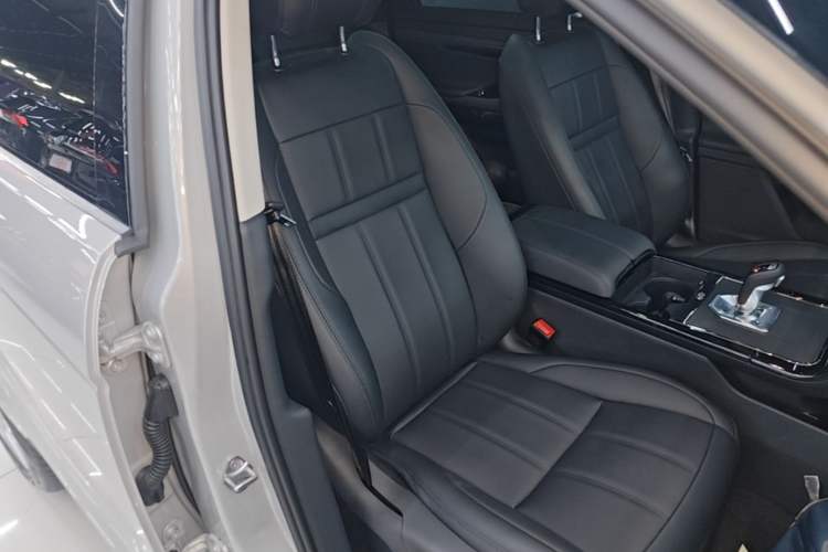 Used Land Rover Range Evoque 2021 Range Rover Evoque 200 PS R-Dynamic Standard Elite Edition Right Front Seat