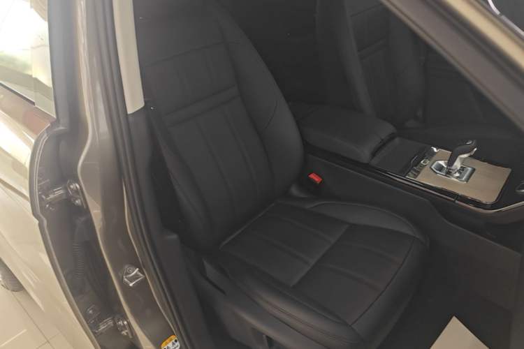 Used Land Rover Range Evoque 2021 Range Rover Velar 249 PS R-Dynamic S Performance Edition Right Front Seat