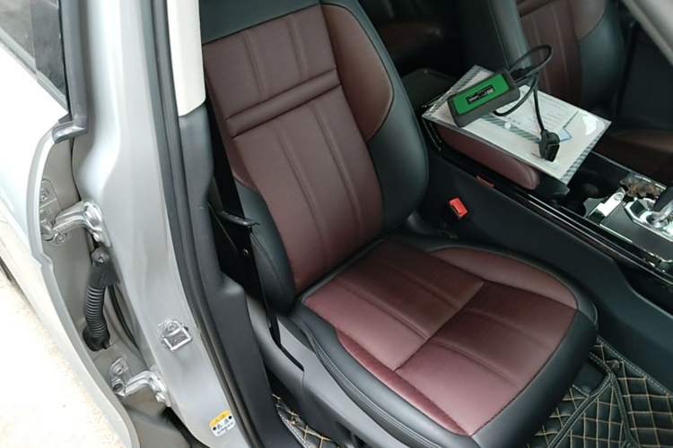 Used Land Rover Range Evoque 2021 Range Rover Velar L 249PS R-Dynamic First Edition Right Front Seat