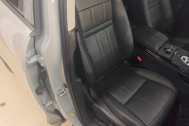 Used Land Rover Range Evoque 2021 Range Rover L 249 PS R-Dynamic SE Luxury Edition Right Front Seat