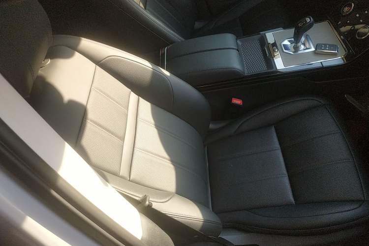 Used Land Rover Range Evoque 2021 Range Rover Velar 249 PS R-Dynamic S Performance Edition Right Front Seat