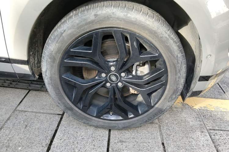 Used Land Rover Range Evoque 2021 Range Rover Velar 249 PS R-Dynamic HSE Luxury Edition Right Front Wheel Hub