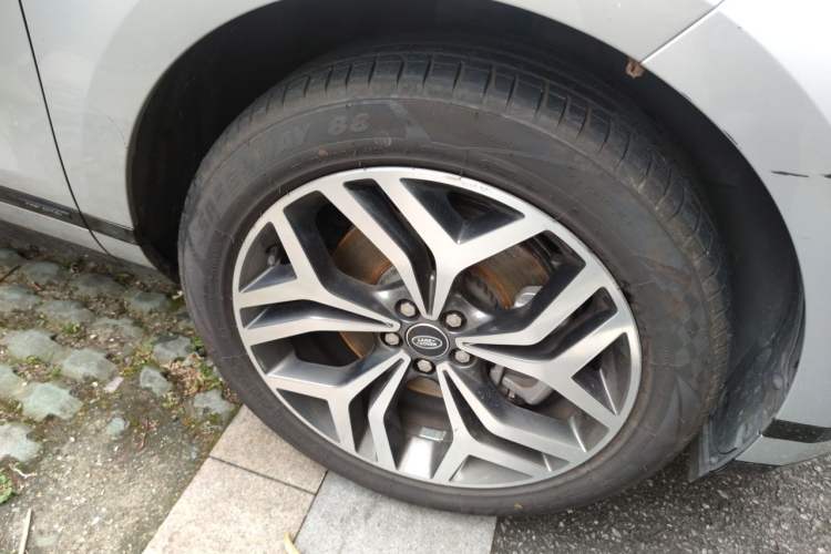 Used Land Rover Range Evoque 2021 Range Rover Velar 249 PS R-Dynamic S Performance Edition Right Front Wheel Hub