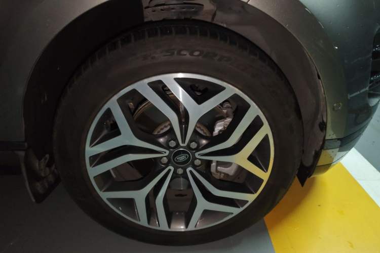 Used Land Rover Range Evoque 2021 Range Rover Velar 249 PS R-Dynamic HSE Luxury Edition Right Front Wheel Hub